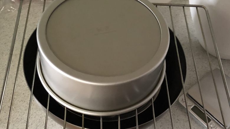 蜜豆抹茶戚风蛋糕,烤好拿出轻震两下,立马倒扣等待冷凉