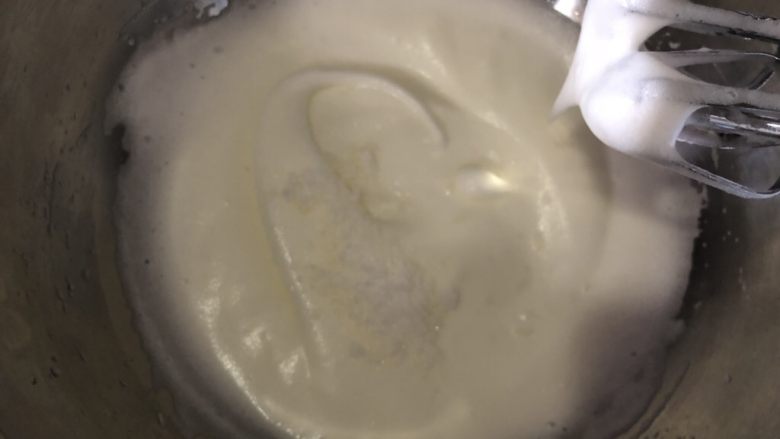 蜜豆抹茶戚风蛋糕,打至有明显纹路时加剩下的1/3糖,滴入<a style='color:red;display:inline-block;' href='/shicai/ 919'>柠檬汁</a>,转低速搅打