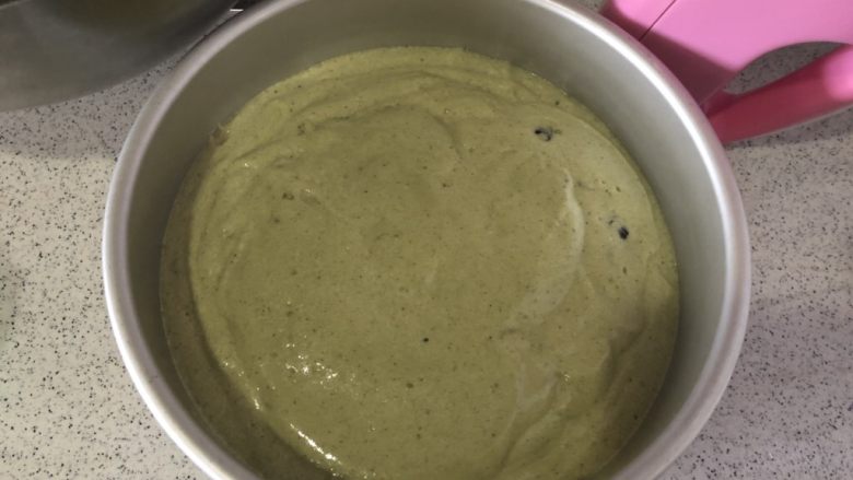 蜜豆抹茶戚风蛋糕,离蛋糕模15厘米倒入模具,轻震两下,震出气泡