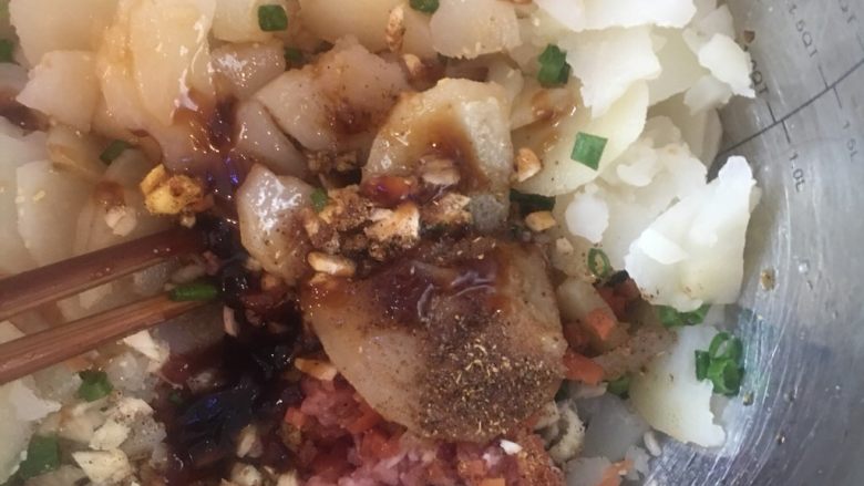土豆肉末煎饼,加入所有调料,混合!我土豆没有切碎,混合的时候可以用手抓碎,也可以事先就把土豆切成和胡萝卜一样的小丁