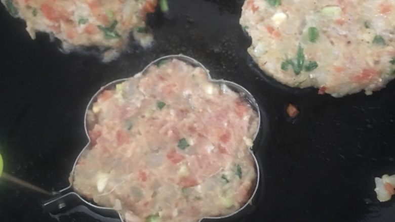 土豆肉末煎饼,煎两分钟,成形后取出模具,翻面继续煎至熟透,两面焦黄