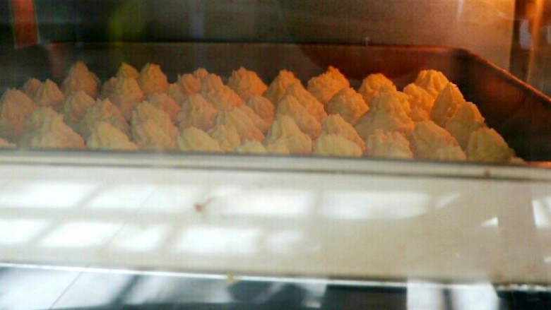 原味牛油小花,裱完后立刻送入烤箱,中层120度烤45分钟左右。