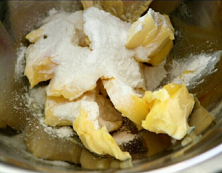 原味牛油小花,<a style='color:red;display:inline-block;' href='/shicai/ 887'>黄油</a>提前切成小块,室温软化后倒入糖霜