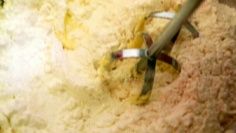 原味牛油小花,用打蛋头先混合一下,再开始用中低速搅打