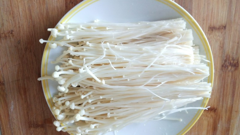 玉米面条鱼丸菌汤,金针菇捞出控干水份,放入盘里备用