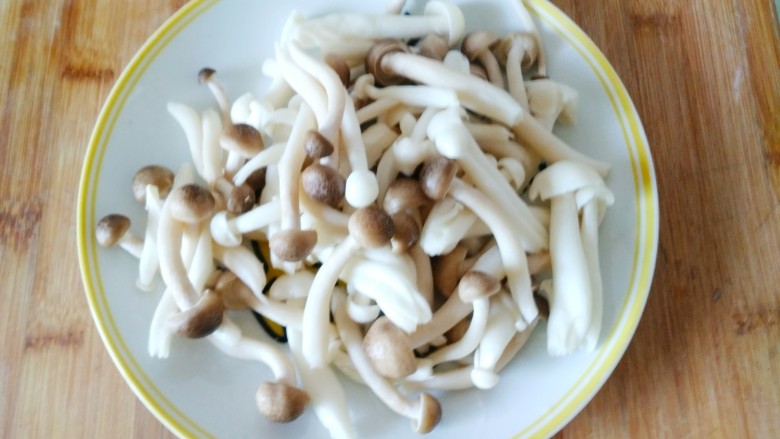 玉米面条鱼丸菌汤,白玉菇和蟹味菇捞出控干水份,放入盘里备用