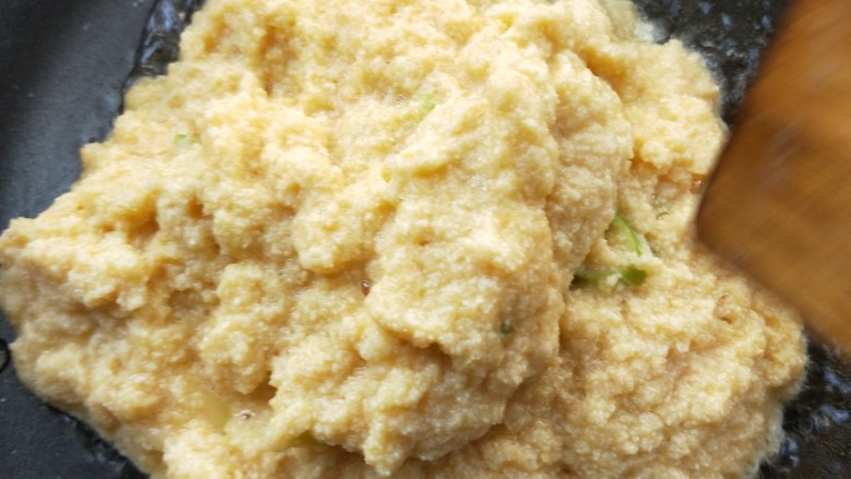 韭菜炒豆渣,起油锅,烧热,倒入搅拌好的豆渣。