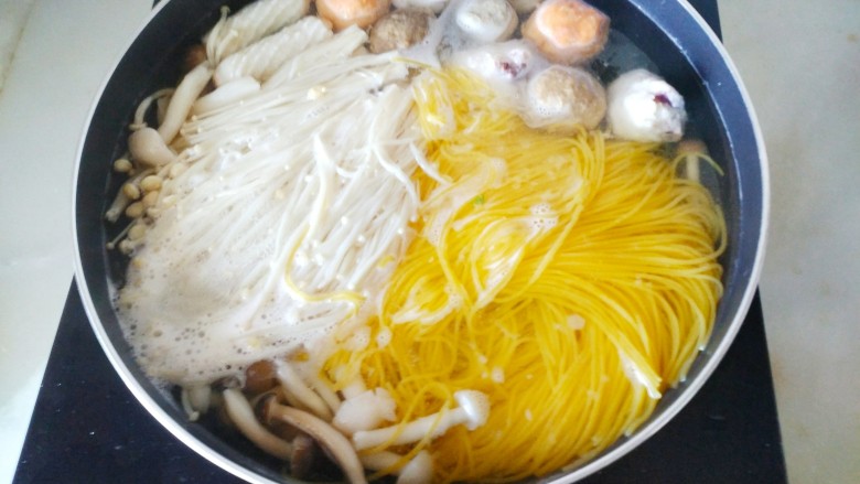 玉米面条鱼丸菌汤,放入玉米面条,金针菇,白玉菇,蟹味菇煮熟