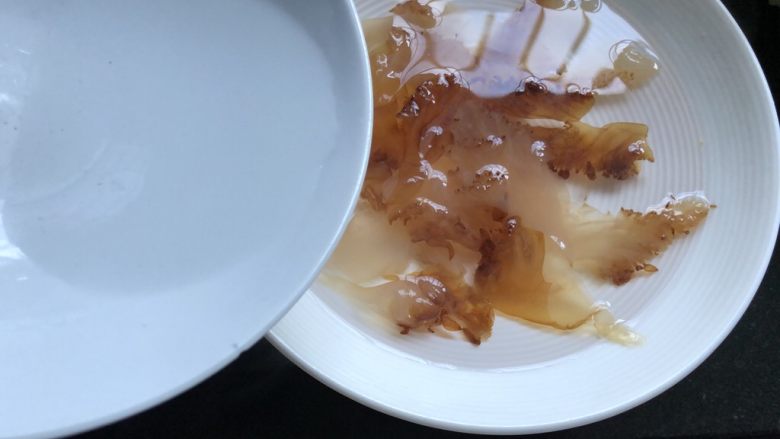 香椿拌海蜇,准备一碗80度左右的热水,倒入海蜇里,三秒钟后马上沥干。