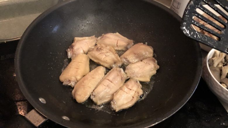 香橙鸡翅,油七分热时，将鸡翅下锅煎至两面金黄。