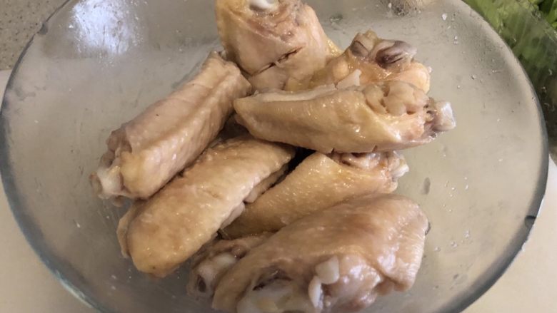 香橙鸡翅,先将<a style='color:red;display:inline-block;' href='/shicai/ 96'>鸡翅</a>正反面各划两刀，用水焯3、4分钟。取出放入器皿，加入一汤匙盐腌制30分钟以上。