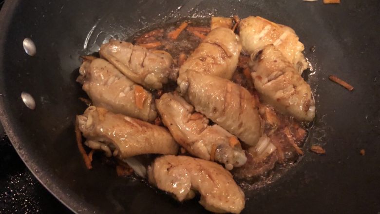 香橙鸡翅,然后加入1汤匙<a style='color:red;display:inline-block;' href='/shicai/ 788'>生抽</a>和1汤匙<a style='color:red;display:inline-block;' href='/shicai/ 762'>老抽</a>，继续翻炒。