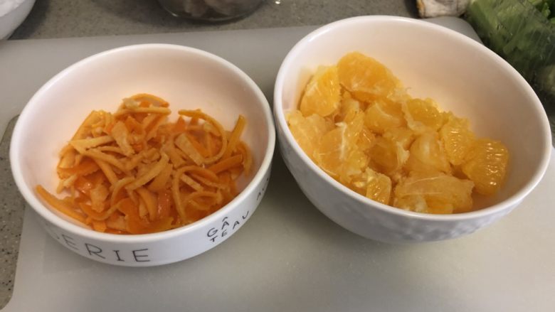 香橙鸡翅,剥开后，将橙皮切丝、橙肉切块（加入2汤匙<a style='color:red;display:inline-block;' href='/shicai/ 865'>蜂蜜</a>腌制）备用。（橙子皮和肉之间的白色皮层用刀刮去，不然影响口感。）