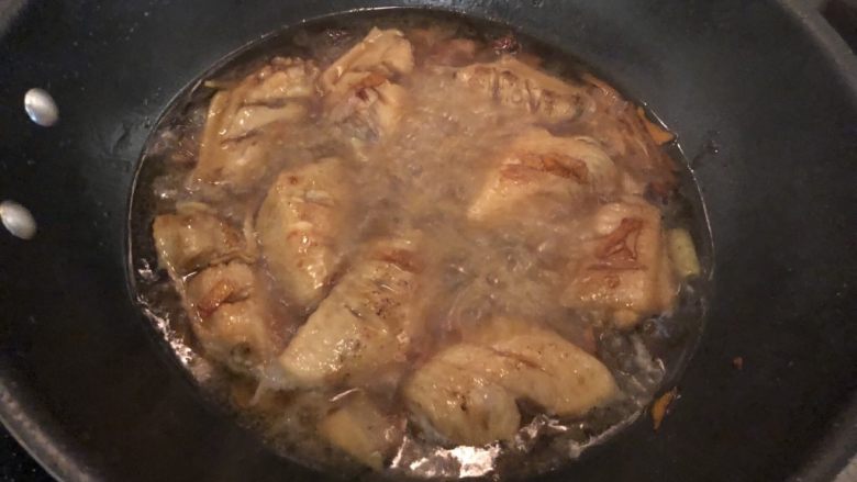 香橙鸡翅,加入一碗水，加入一汤匙<a style='color:red;display:inline-block;' href='/shicai/ 3729'>白糖</a>，中火炖10分钟左右。