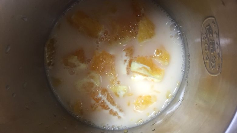 鲜橙养乐多,这就是两个橙子,两瓶养乐多的分量了