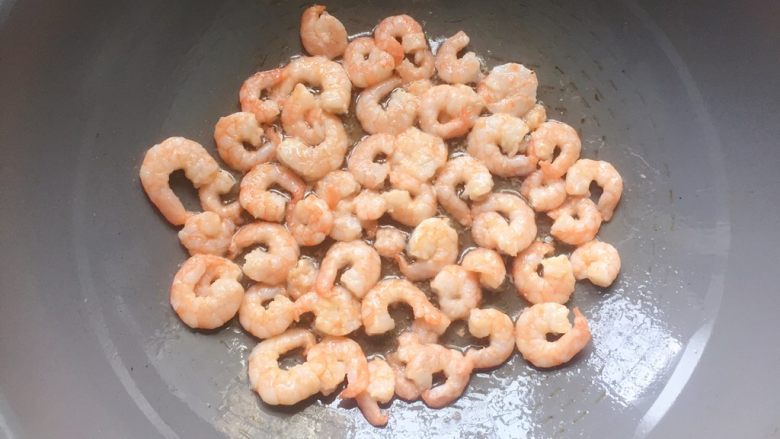 滑蛋虾仁,炒锅放入适量食用油,烧至四成热时,放入腌制好的虾仁炒至变色