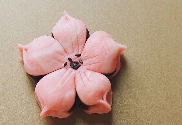 桃花酥,中间放上黑芝麻
送入烤箱,170度20分钟
(烤的时间根据自己家的情况烤箱而定)