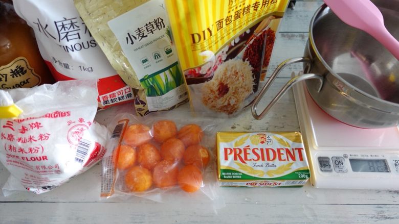 蛋黄肉松青团(麦青粉版),准备好需要的材料。