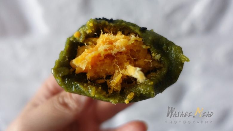 蛋黄肉松青团(麦青粉版),剖面图来一个~~嗯,好吃😋!