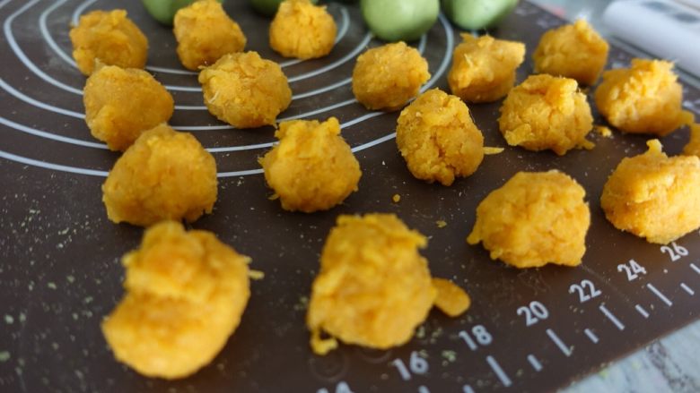 蛋黄肉松青团(麦青粉版),分成13-14g左右一个。(喜欢馅儿料多可以翻倍做哦!我家比较喜欢这个量)