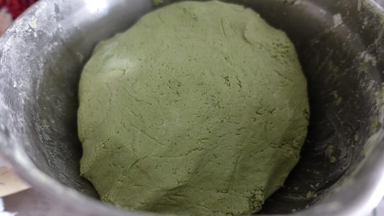 蛋黄肉松青团(麦青粉版),麦青粉、抹茶粉加50g水搅拌均匀之后和刚才的面团揉在一起,颜色混合均匀即可。
