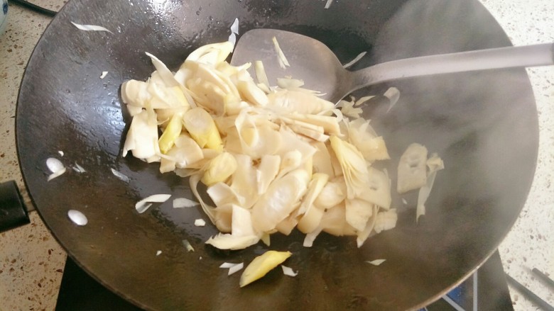 糟菜炒甜笋,另起锅倒入适量油烧热,下入甜笋翻炒