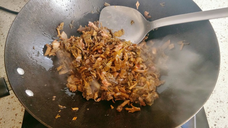 糟菜炒甜笋,锅里倒入稍微多一些油,放入糟菜翻炒