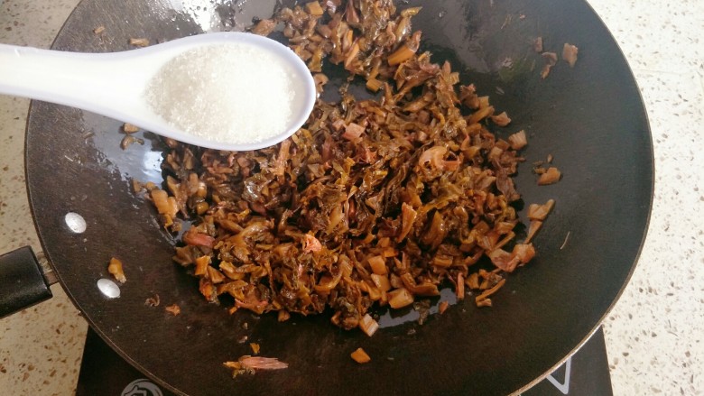 糟菜炒甜笋,加入一大勺白糖炒匀,糟菜特别酸,必须加糖调味