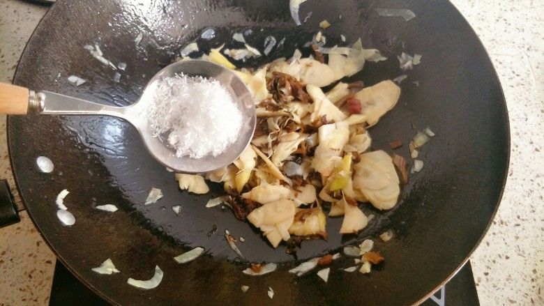 糟菜炒甜笋,加入盐、<a style='color:red;display:inline-block;' href='/shicai/ 717'>味精</a>调味,炒匀出锅