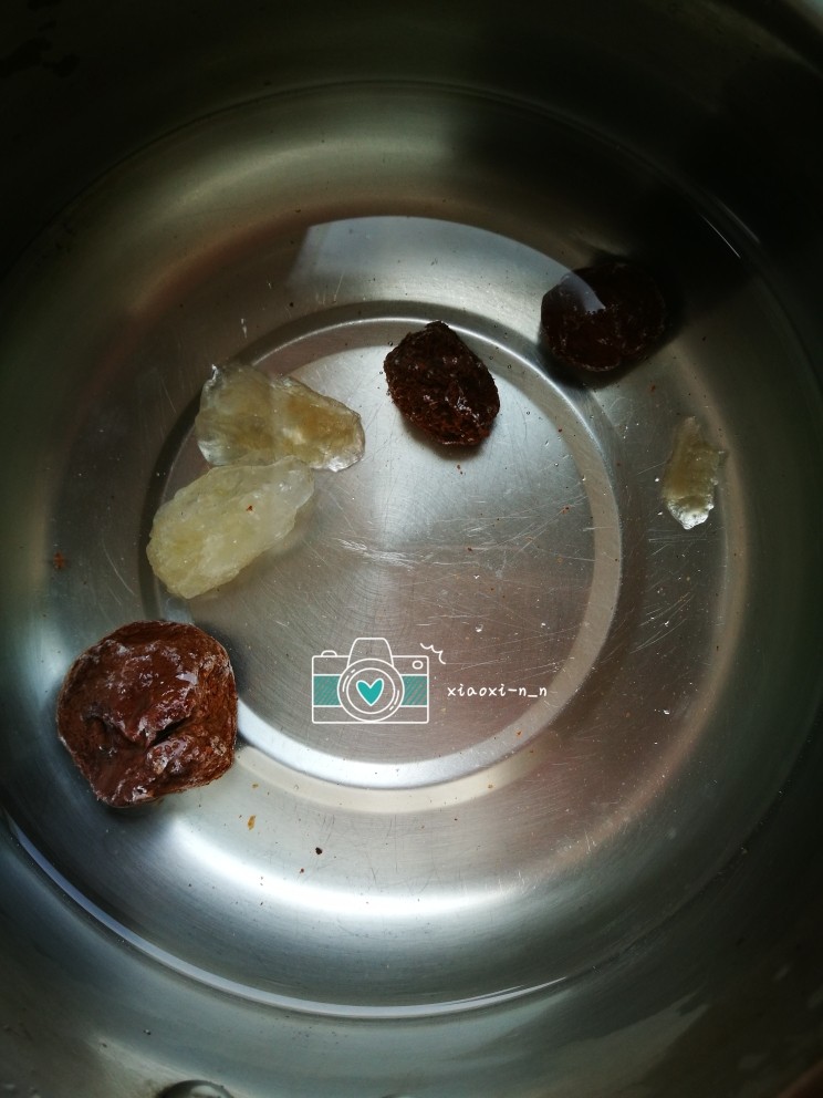 话梅小番茄,放入锅中,倒入250ml水,大火熬至冰糖全部化掉