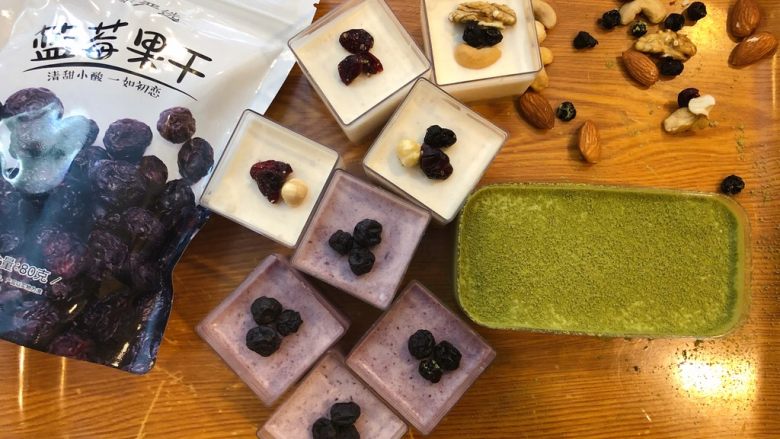 酸奶三色慕斯——有冰箱就能做的蛋糕,5小时后取出,点缀坚果、果干,撒上大麦若叶粉末。