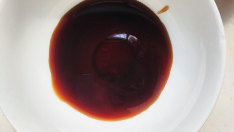金针菇培根卷,一勺<a style='color:red;display:inline-block;' href='/shicai/ 721'>蚝油</a>一勺<a style='color:red;display:inline-block;' href='/shicai/ 788'>生抽</a>，搅拌均匀备用