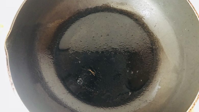 金针菇培根卷,锅烧热,锅底刷层薄薄的油