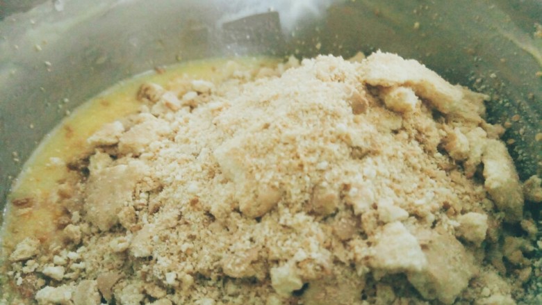 草莓慕斯,把敲碎的饼干和融化到液状的黄油搅拌均匀。