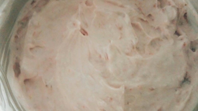 草莓慕斯,然后铺在饼干层的上面,铺平。