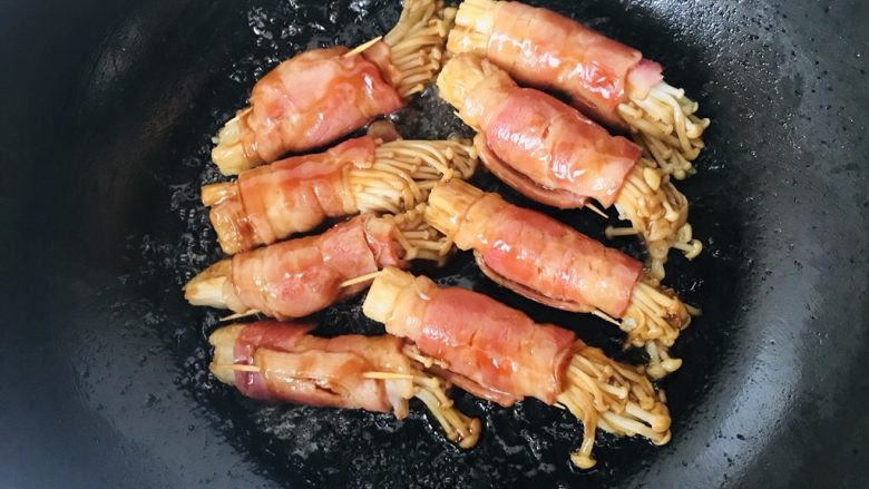 金针菇培根卷,大火翻拌均匀即可
