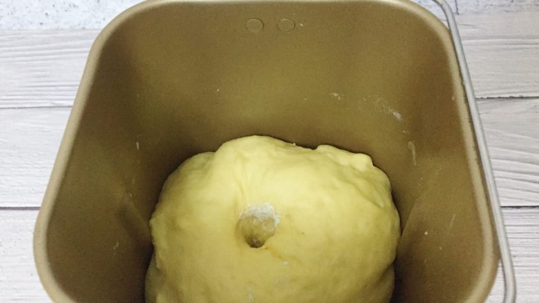 辣肉松面包卷,将揉好的面团直接用面包机的发酵模式或者从桶中取出,放在温暖处发酵2倍大小,手指沾粉在面团中戳个洞,洞口不塌陷,不回缩为最佳状态。