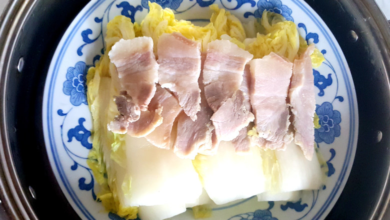 ~咸肉娃娃菜,把娃娃菜放入蒸锅中,放上辣椒,蒸十五分钟。
