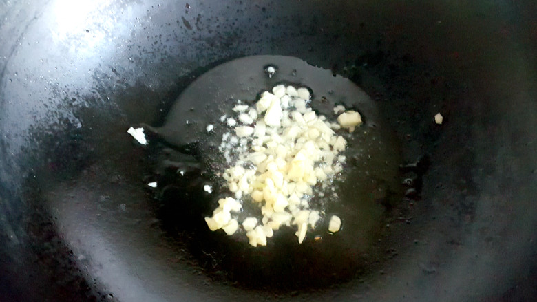 ~咸肉娃娃菜,把蒜泥放入,煸香。