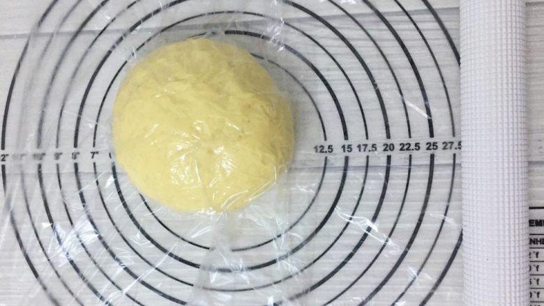 辣肉松面包卷,将排完气的面团揉圆,盖保鲜膜静置15分钟,让面团充分松弛。