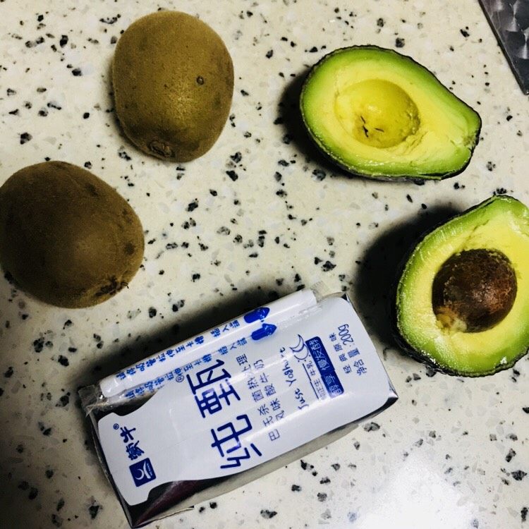 牛油果酸奶,刀把牛油果🥑对半