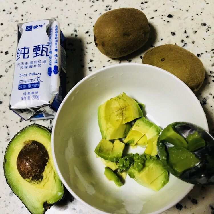 牛油果酸奶,勺子🥄将牛油果🥑挖进碗里