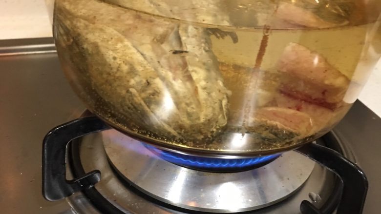 番茄豆腐鱼,过油的鱼头鱼尾放入备好的汤锅,水沸后放入豆腐块,番茄丁,焖煮大概45分钟左右。