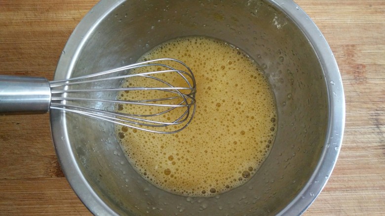 经典格子华夫饼Belgian Waffle(奶香原味&可可味),用蛋抽将鸡蛋打散,与白糖充分融合。