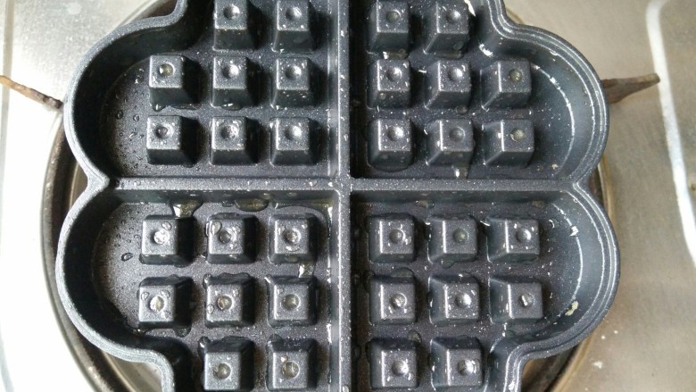 经典格子华夫饼Belgian Waffle(奶香原味&可可味),华夫饼锅内刷一层薄油,预热一下。