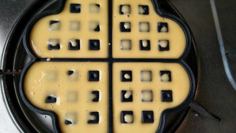经典格子华夫饼Belgian Waffle(奶香原味&可可味),倒入面糊(面糊倒入多少,倒满或者倒入七、八分满,根据个人家华夫饼锅的情况自行掌握就可以),我用的这个锅上下两面都一样,所以我倒满,加热膨胀后正合适。