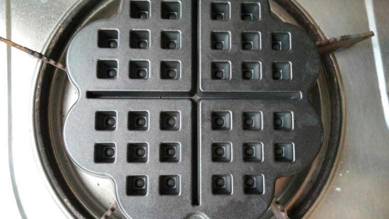 经典格子华夫饼Belgian Waffle(奶香原味&可可味),然后盖上盖子，搭上搭扣，加热1分半后，翻转，加热另一面，再加热1分半后会有蒸汽冒出。