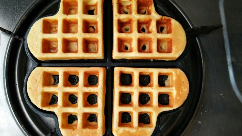 经典格子华夫饼Belgian Waffle(奶香原味&可可味),这时打开看看华夫饼是不是已经烤到自己喜欢的颜色了，如果觉得颜色浅，就盖盖子再加热一下并注意翻转。