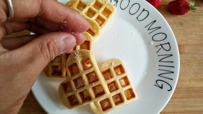 经典格子华夫饼Belgian Waffle(奶香原味&可可味),将原味华夫饼装盘,撒上一层<a style='color:red;display:inline-block;' href='/shicai/ 630'>椰蓉</a>。