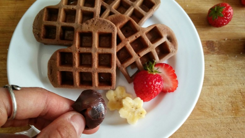 经典格子华夫饼Belgian Waffle(奶香原味&可可味),可可味华夫饼装盘,将适量<a style='color:red;display:inline-block;' href='/shicai/ 893'>炼乳</a>挤入保鲜袋,将保鲜袋一角扎一个小洞。
